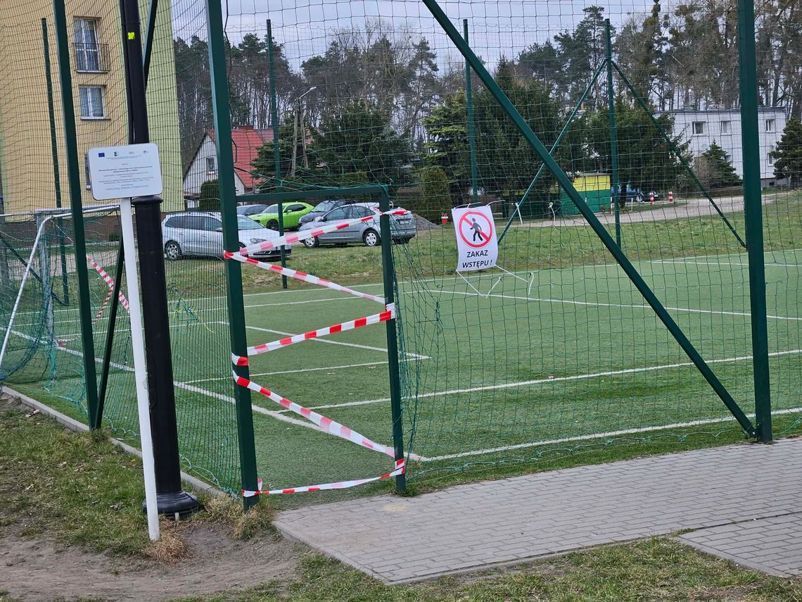 Zakaz wstępu na boisko osiedlowe w Pelplinie. Pod sztuczną murawą zapadła się ziemia Zakaz wstępu na boisko osiedlowe w Pelplinie. Pod sztuczną murawą zapadła się ziemia
