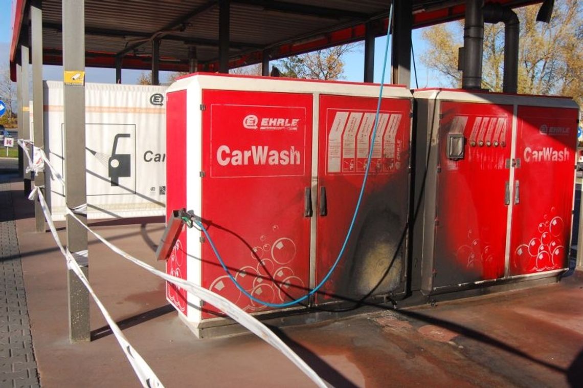  Zamaskowani sprawcy podpalali myjnię