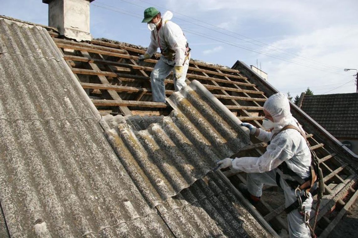 Zaplanuj usunięcie swojego azbestu! Usuwanie azbestu – zakończono edycję 2023. Miliony ton nadal zalegają w Polsce