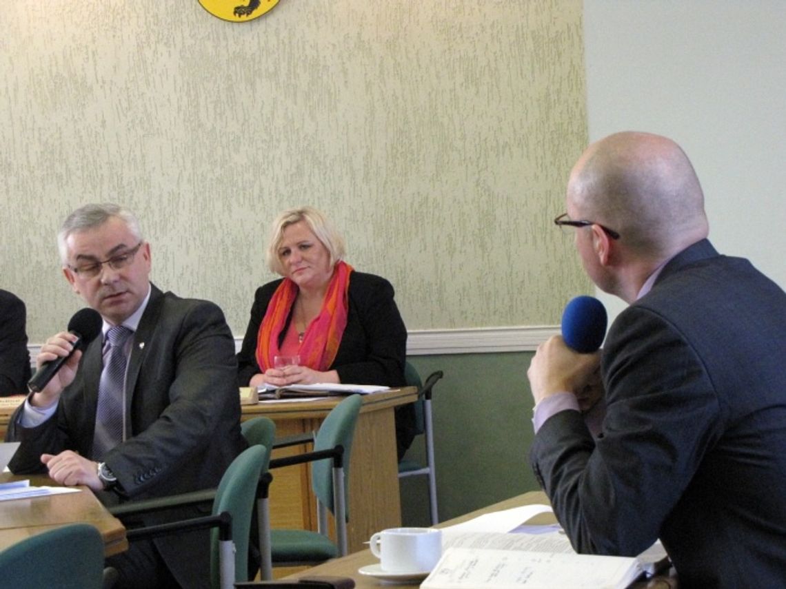 Zaproszenia z „lewej” ? Kontrowersje wokół gości biesiad literackich Zaproszenia z „lewej” ? Kontrowersje wokół gości biesiad literackich