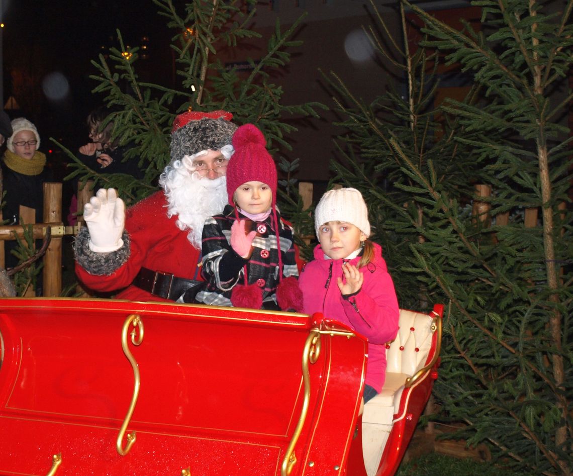 Zaprzęg Świętego Mikołaja zaparkował pod galerią