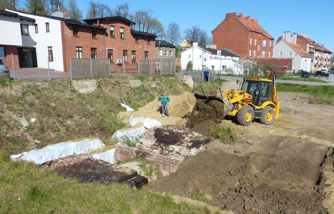 Zasypują ruiny zamku! "Folia" i ziemia wystarczą? Zasypują ruiny zamku! "Folia" i ziemia wystarczą?