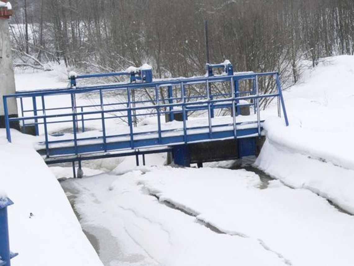 Zator lodowy w Brodzkich Młynach. Wysoka woda w Wierzycy