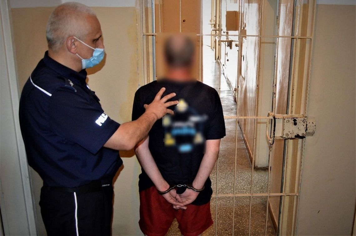 ZATRZYMANY 39-LATEK ZNIEWAŻYŁ ORAZ GROZIŁ FUNKCJONARIUSZOM ZATRZYMANY 39-LATEK ZNIEWAŻYŁ ORAZ GROZIŁ FUNKCJONARIUSZOM