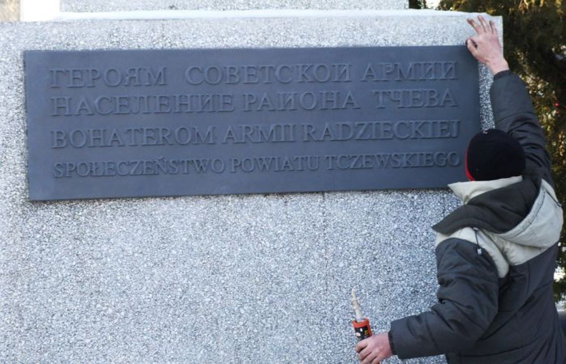 Zawisła nowa tablica na pomniku upamiętniającym sowieckich czerwonoarmistów