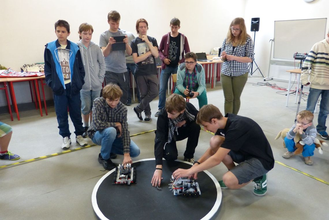 Zawody sumo z klocków Lego w tczewskim "Katoliku" Zawody sumo z klocków Lego w tczewskim "Katoliku"