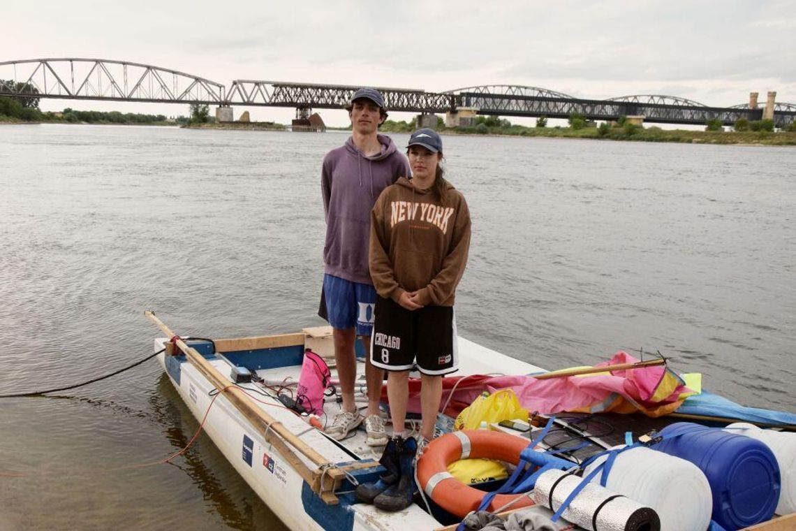 Zbudowali własny katamaran i płyną setki mil