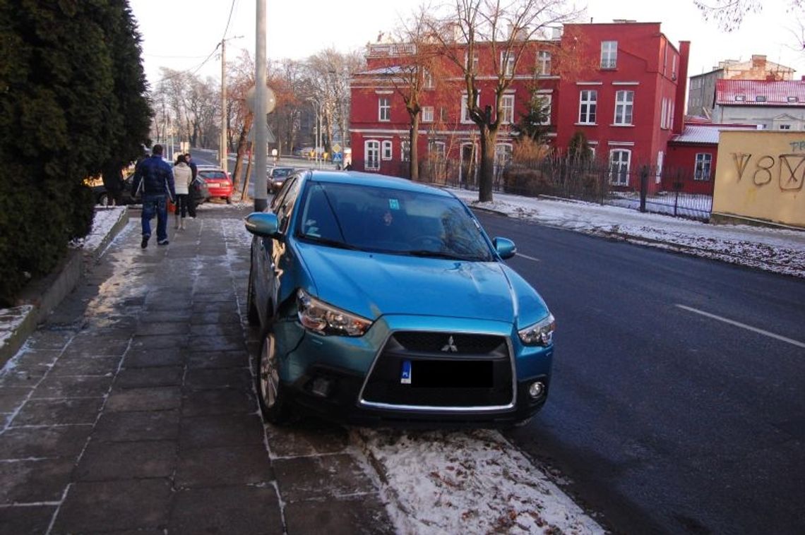 Zderzenie aut podczas wyjazdu z ul. Obr Westerplatte 17
