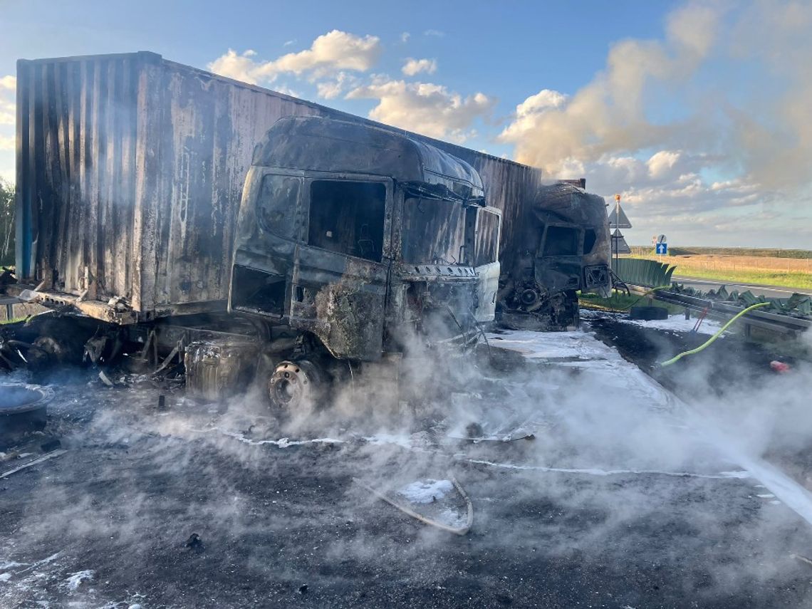 [ZDJĘCIA] Zderzenie czterech pojazdów na autostradzie A1. Zginął mężczyzna,  2 osoby ranne
