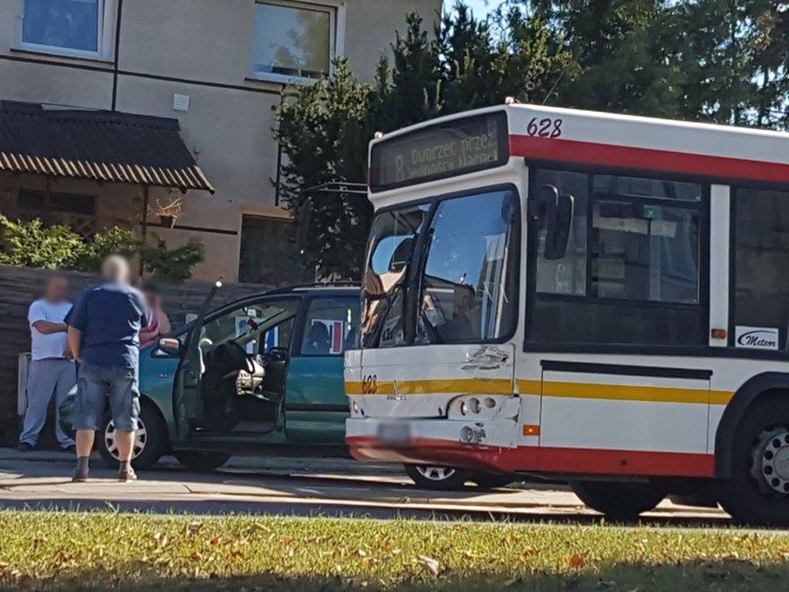 Zderzenie na ul. 30 Stycznia z udziałem autobusu... Zderzenie na ul. 30 Stycznia z udziałem autobusu...