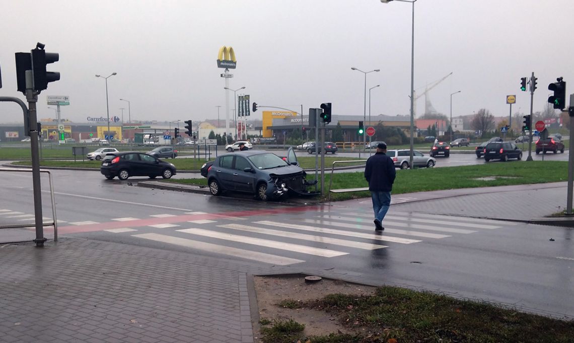 Zderzenie przy al. Solidarności. "Wymusił pierwszeństwo przy wyłączonej sygnalizacji"