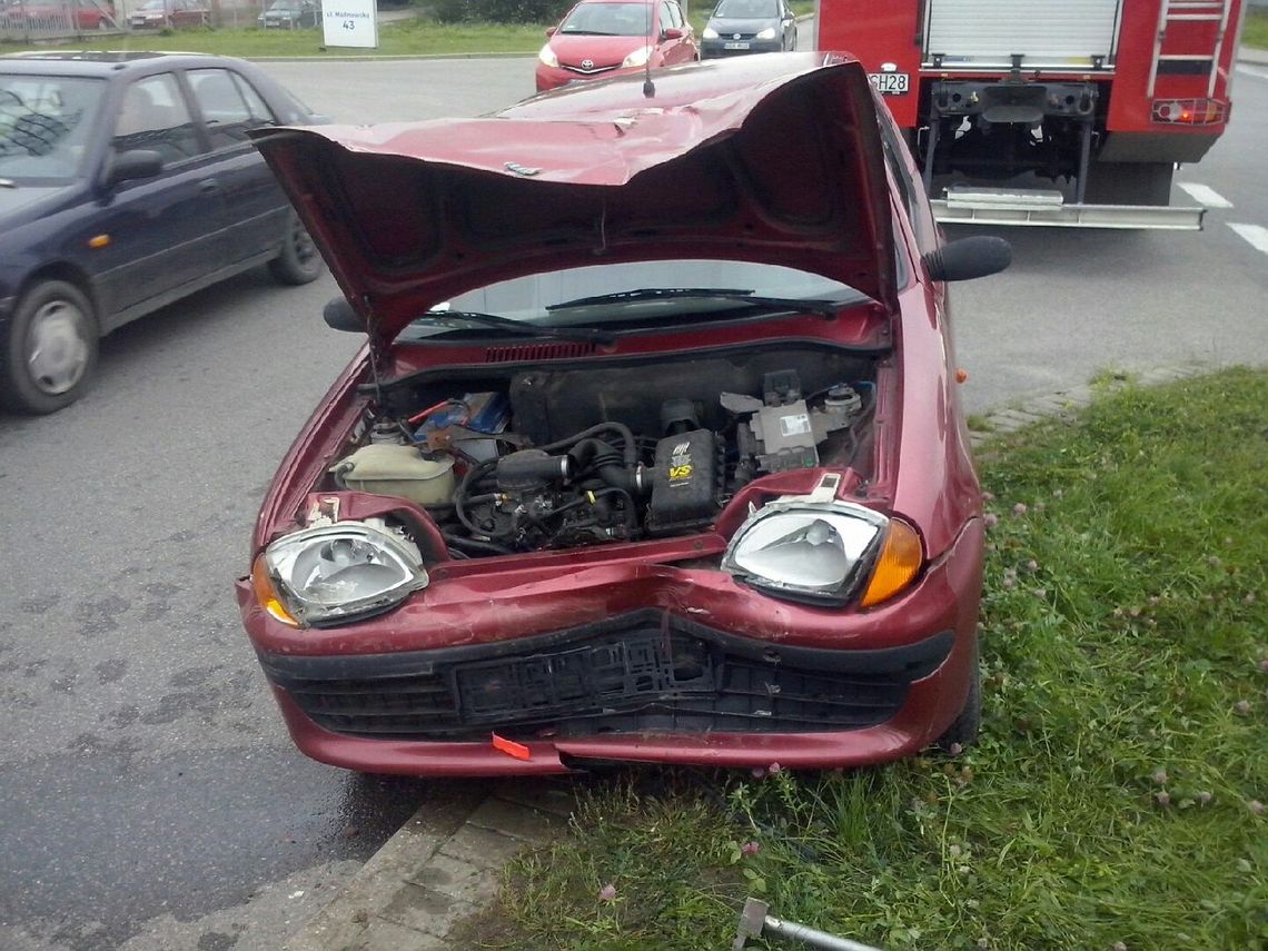 Zderzenie przy Fleksie. Ranna osoba zabrana do szpitala Zderzenie przy Fleksie. Ranna osoba zabrana do szpitala