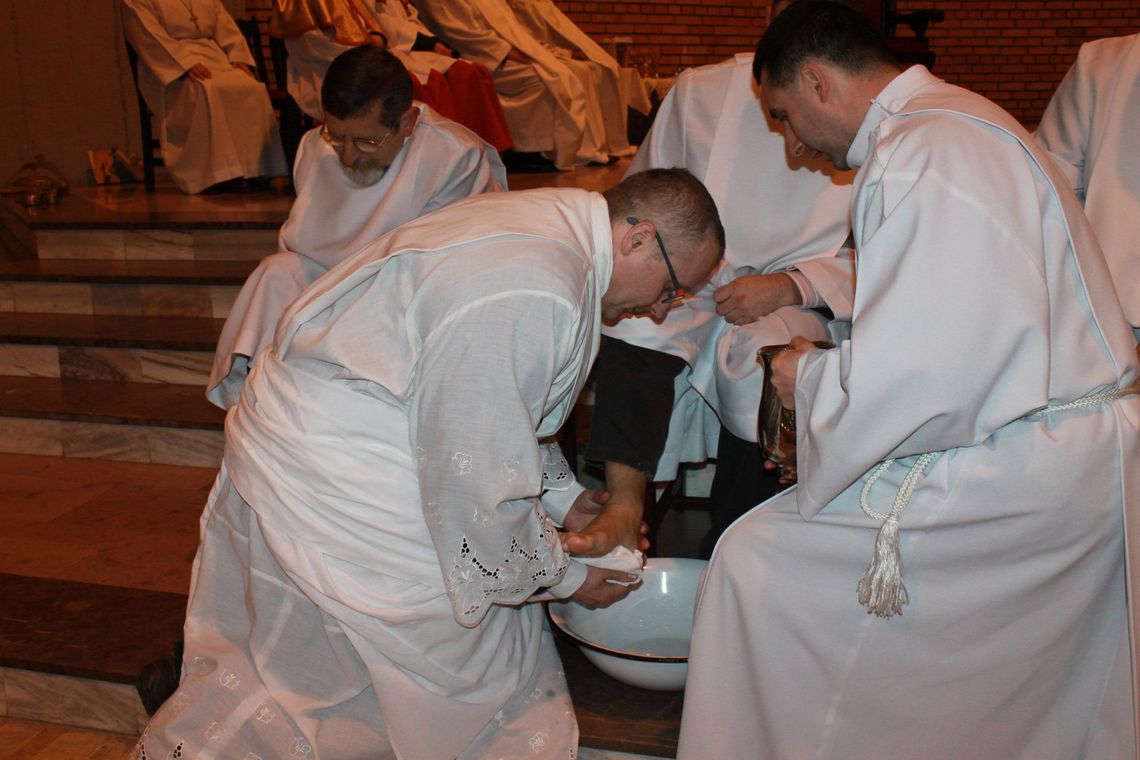 (ZDJĘCIA) 12 osobom obmyto stopy. Wielki Czwartek w tczewskich parafiach