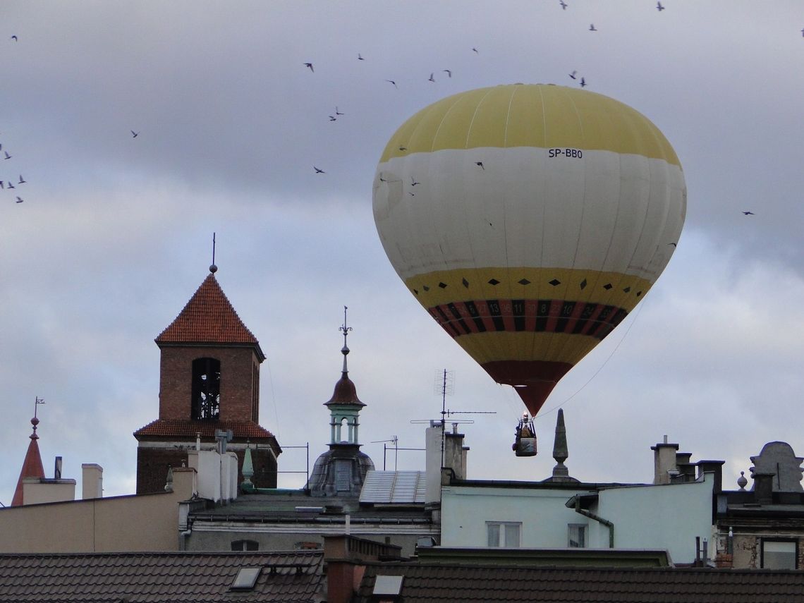 (ZDJĘCIA) Balon przeleciał nad kamienicami starówki w Tczewie (ZDJĘCIA) Balon przeleciał nad kamienicami starówki w Tczewie