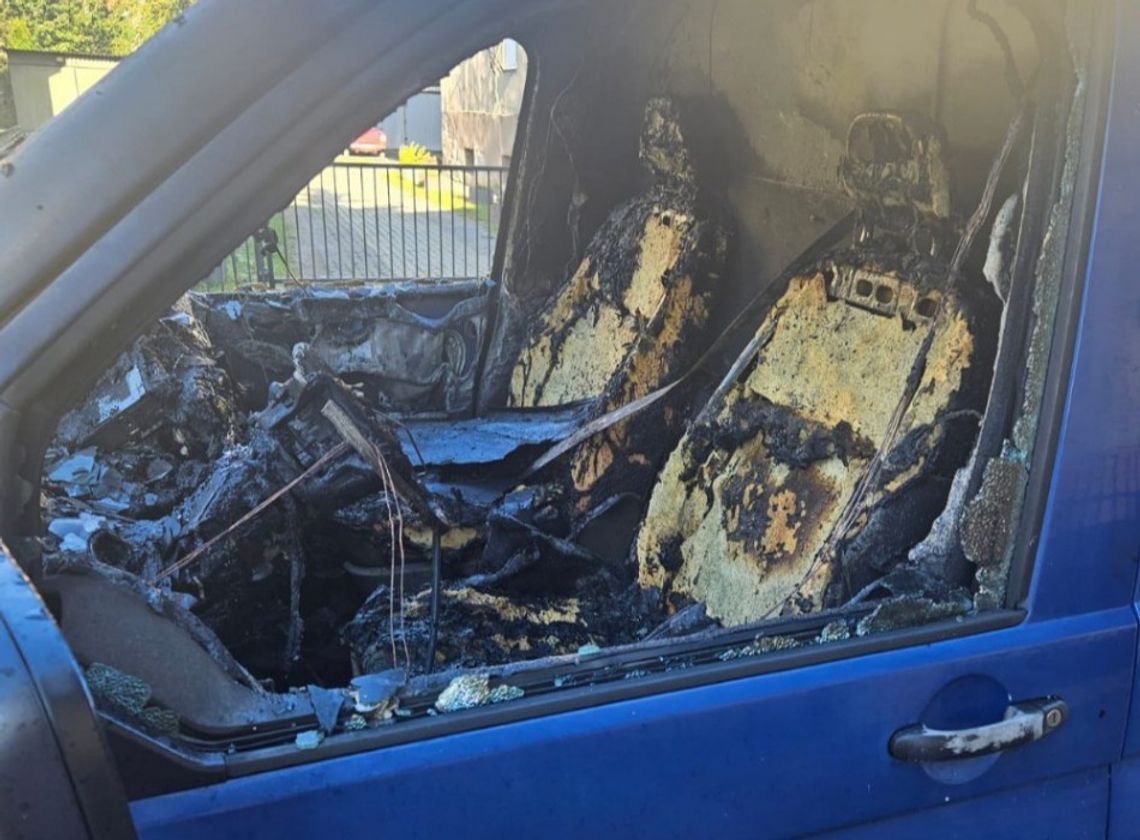 [ZDJĘCIA] Czy w nocy doszło do podpalenia trzech samochodów?