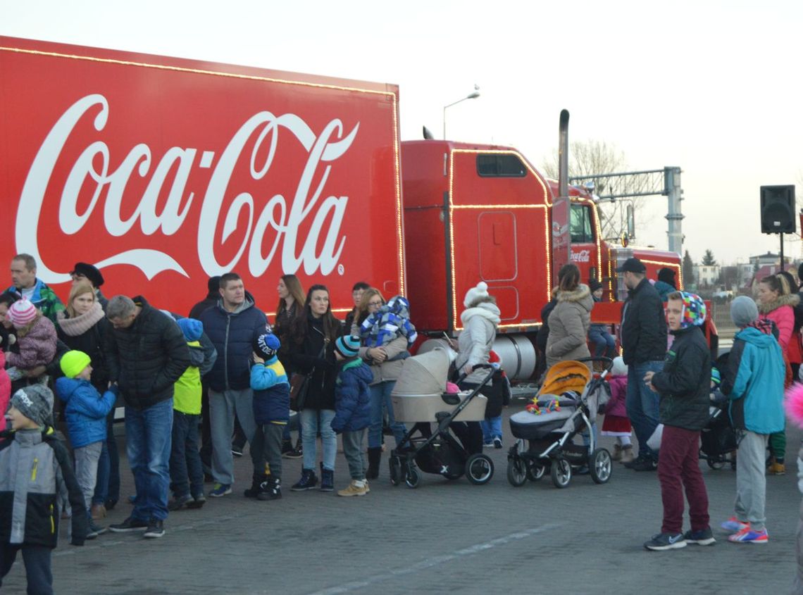 (ZDJĘCIA) Długie kolejki pod ciężarówką Coca-Coli w Tczewie! (ZDJĘCIA) Długie kolejki pod ciężarówką Coca-Coli w Tczewie!