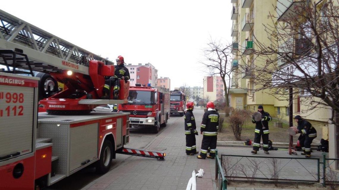 (ZDJĘCIA) Duże zamieszanie pod blokami na Suchostrzygach. Spokojnie, to tylko ćwiczenia