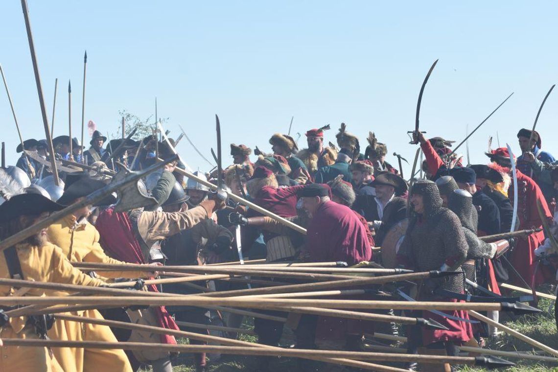 [ZDJĘCIA] Gniew cofnął się o 400 lat! Huk armat, szarża husarii i wielka bitwa na Błoniach Nadwiślańskich