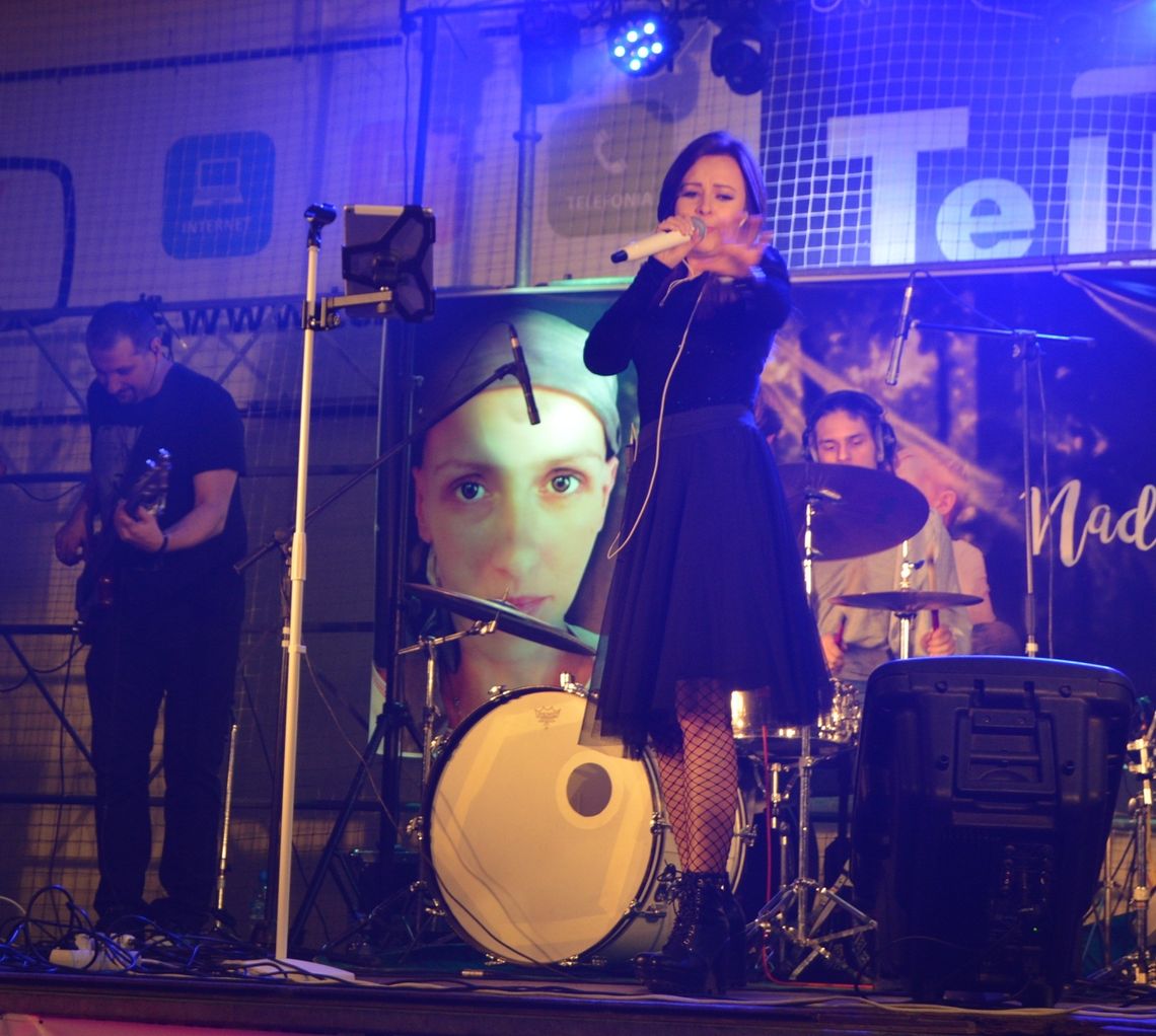 (ZDJĘCIA) Hojni tczewianie znów wspomagali chorą Karolinę! Były koncert, licytacje i dużo dobrej zabawy