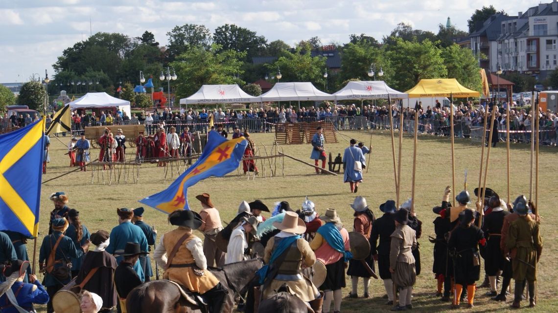 (ZDJĘCIA) Huk dział, potyczki na szable - w sobotę tczewski bulwar zamienił się w wielkie pole bitwy