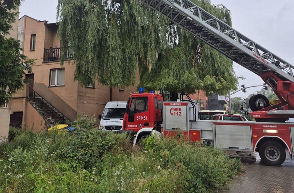 [ZDJĘCIA] Intensywny deszcz zalał dach budynku i mieszkania. Ewakuowano sześć osób