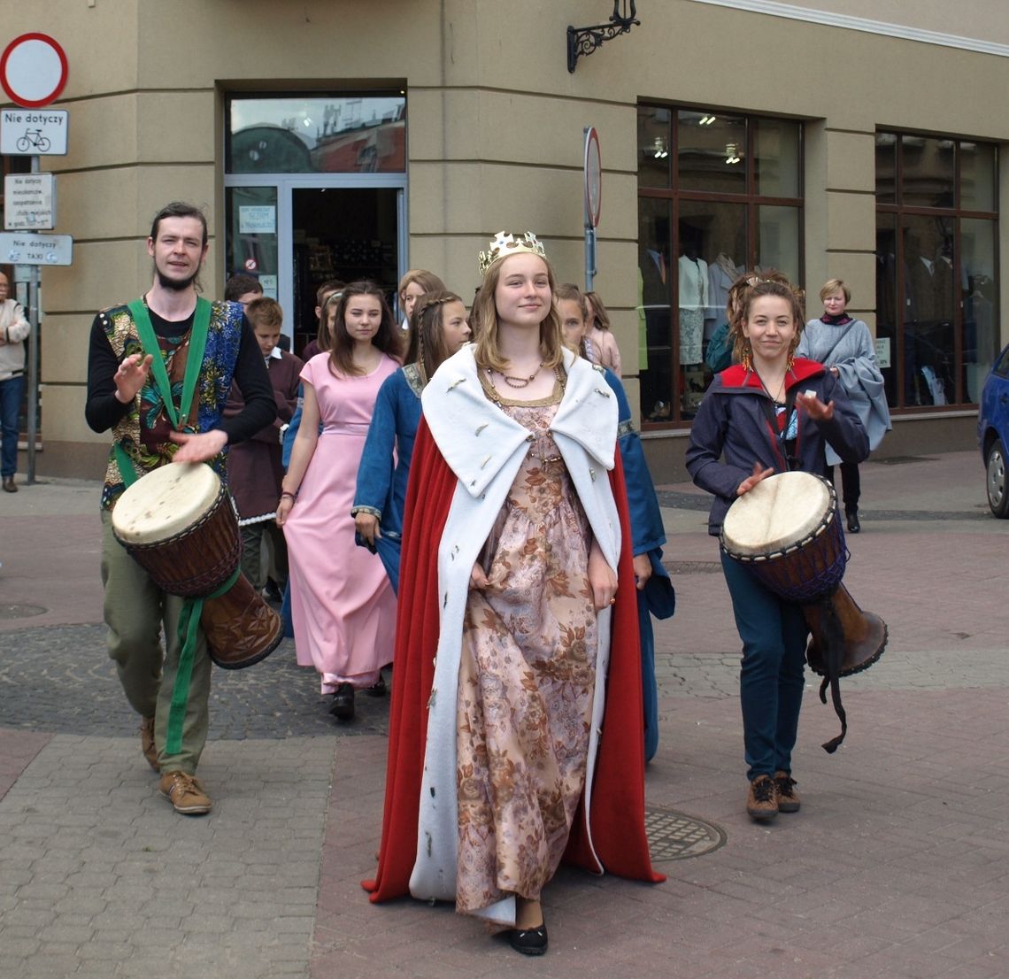 (ZDJĘCIA) Jadwigi z Tczewa świętowały na pl. Hallera z patronką miasta!