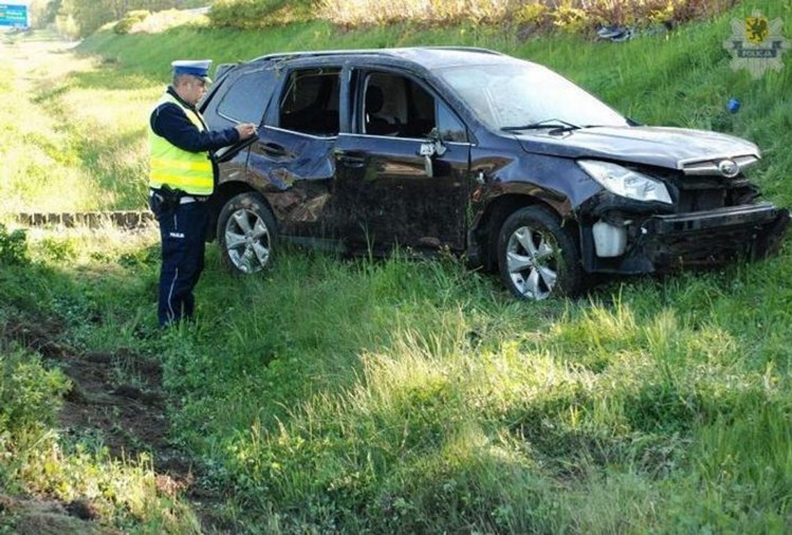 (ZDJĘCIA) Kierowca subaru stracił panowanie nad autem, zjechał na pobocze, następnie dachował