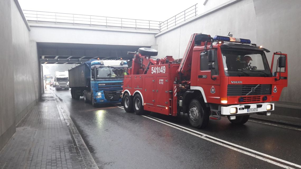 (ZDJĘCIA) Kolizja pięciu aut na "jedynce"! Wpadali na siebie jeden po drugim (ZDJĘCIA) Kolizja pięciu aut na "jedynce"! Wpadali na siebie jeden po drugim