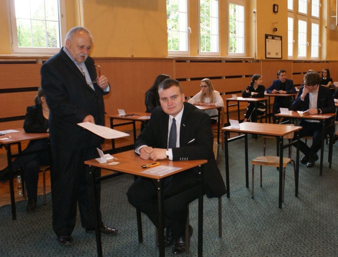 (ZDJĘCIA) „Lalka” Prusa na start maturalnego maratonu. Odwiedziliśmy "Curie" oraz "ekonomik"