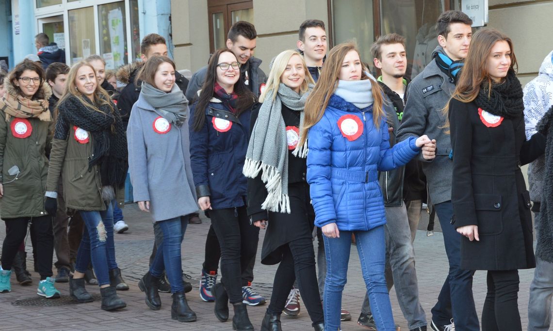 (ZDJĘCIA) Maturzyści odtańczyli poloneza na Starym Mieście!