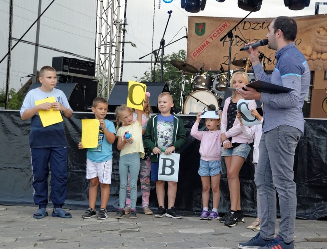 (ZDJĘCIA) Moc atrakcji przy molo w Swarożynie! Mieszkańcy obchodzili Dzień Pieczonego Ziemniaka