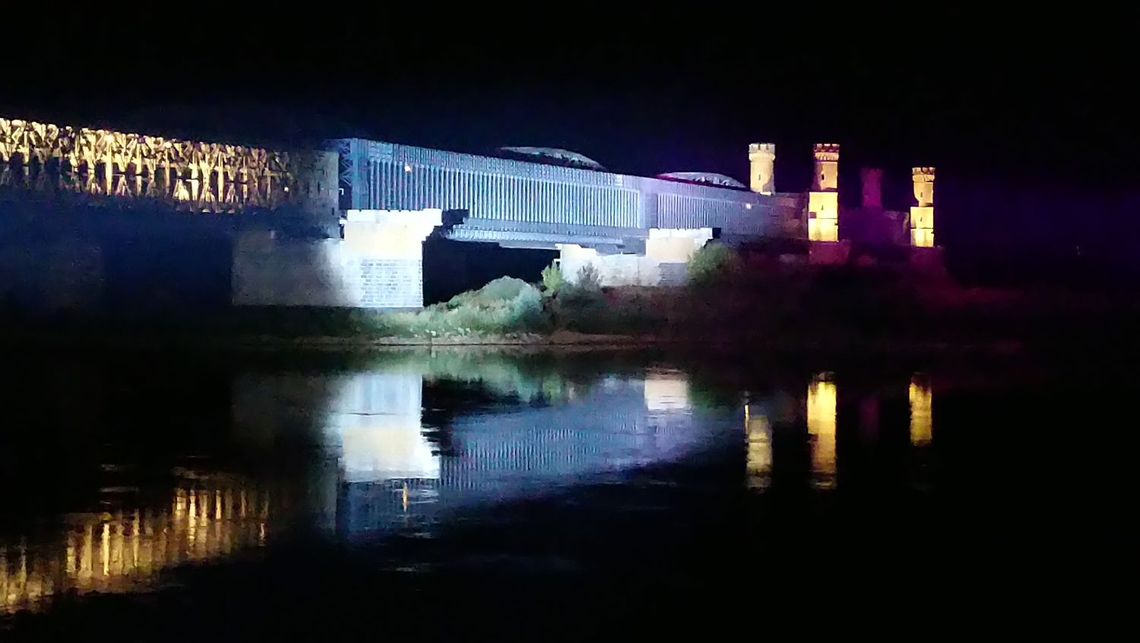 (ZDJĘCIA) Most rozświetlił się tysiącami barw. Trwają przygotowania do wizyty głowy państwa