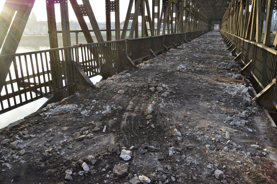 (ZDJĘCIA) Na Moście Tczewskim praca wre. Wykonano prace przygotowawcze do demontażu przęsła (ZDJĘCIA) Na Moście Tczewskim praca wre. Wykonano prace przygotowawcze do demontażu przęsła