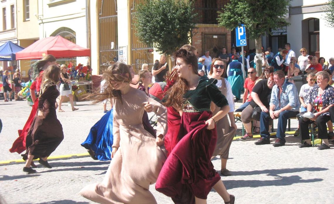 (ZDJĘCIA) Piękny turniej w Gniewie. Były tańce, potyczki, słowem: dużo dobrej zabawy!