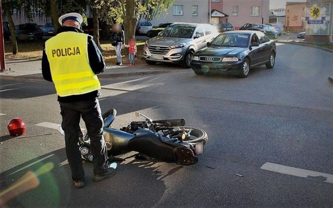 (ZDJĘCIA) Pijany kierowca nie ustąpił pierwszeństwa motocykliście. Dwie osoby zabrane do szpitala!