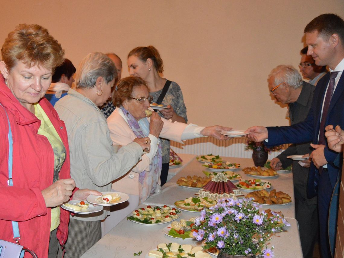 (ZDJĘCIA) Posmakowali sernika babuni! Sympozjum „O jeściu na Kociewiu”