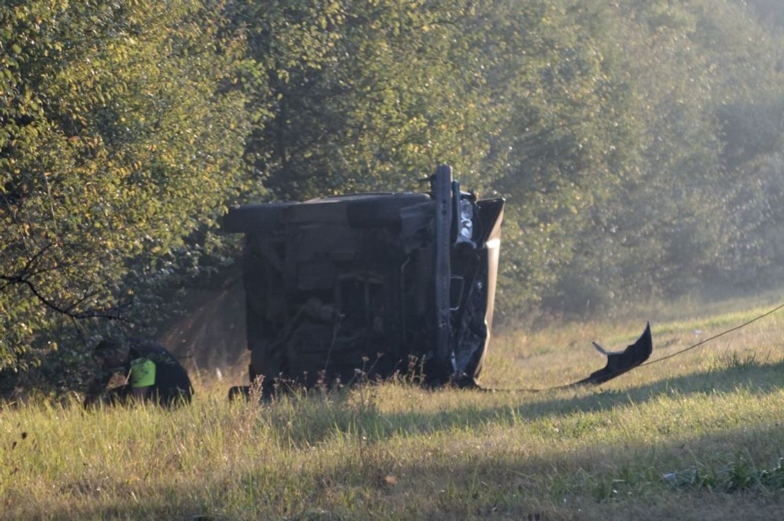 (ZDJĘCIA). Poważny wypadek na "berlince". Zderzenie dwóch samochodów, chwilę wcześniej auto wjechało do rowu