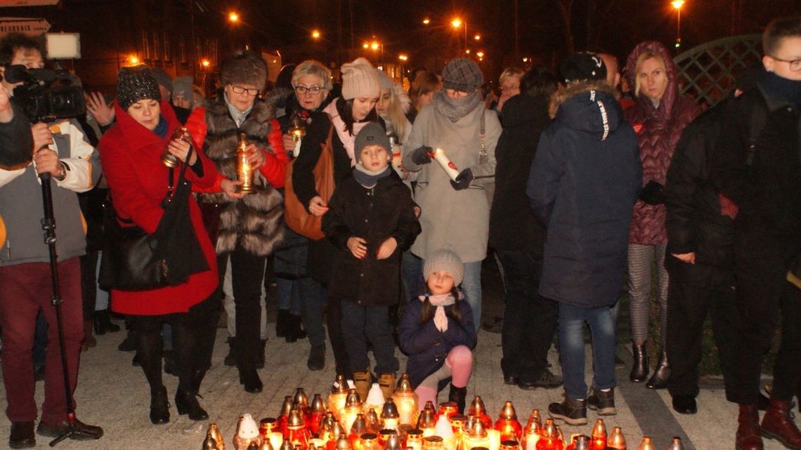 (ZDJĘCIA) Przed urzędem kilkuset mieszkańców w milczeniu pożegnało Pawła Adamowicza 