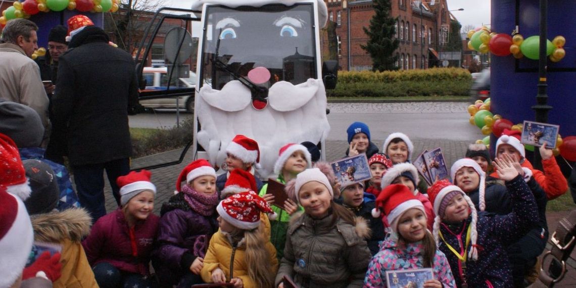 (ZDJĘCIA) Przypinki, słodycze i Mikołaj z... ekologicznej zamiatarki. Za nami tczewskie mikołajki 