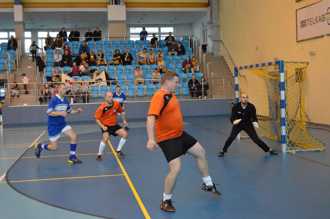 (ZDJĘCIA) Samorządwcy dostali łomot. Księża wygrali po karnych (ZDJĘCIA) Samorządwcy dostali łomot. Księża wygrali po karnych