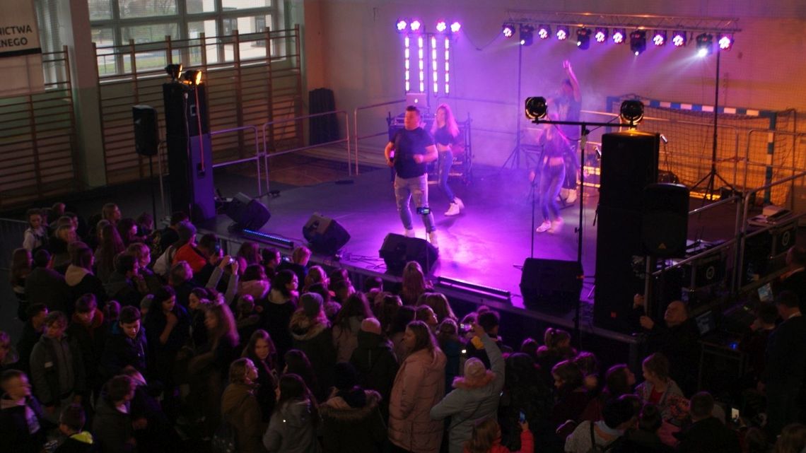 (ZDJĘCIA) Setki mieszkańców w SP 12. Niedziela pod znakiem koncertów i kwestowania na rzecz WOŚP (ZDJĘCIA) Setki mieszkańców w SP 12. Niedziela pod znakiem koncertów i kwestowania na rzecz WOŚP