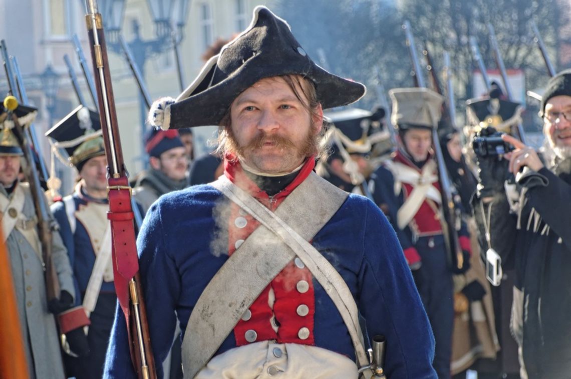 (ZDJĘCIA) Siarczysty mróz i zapach prochu... Setki rekonstruktorów przeszło ulicami Tczewa. Co za widok! (ZDJĘCIA) Siarczysty mróz i zapach prochu... Setki rekonstruktorów przeszło ulicami Tczewa. Co za widok!