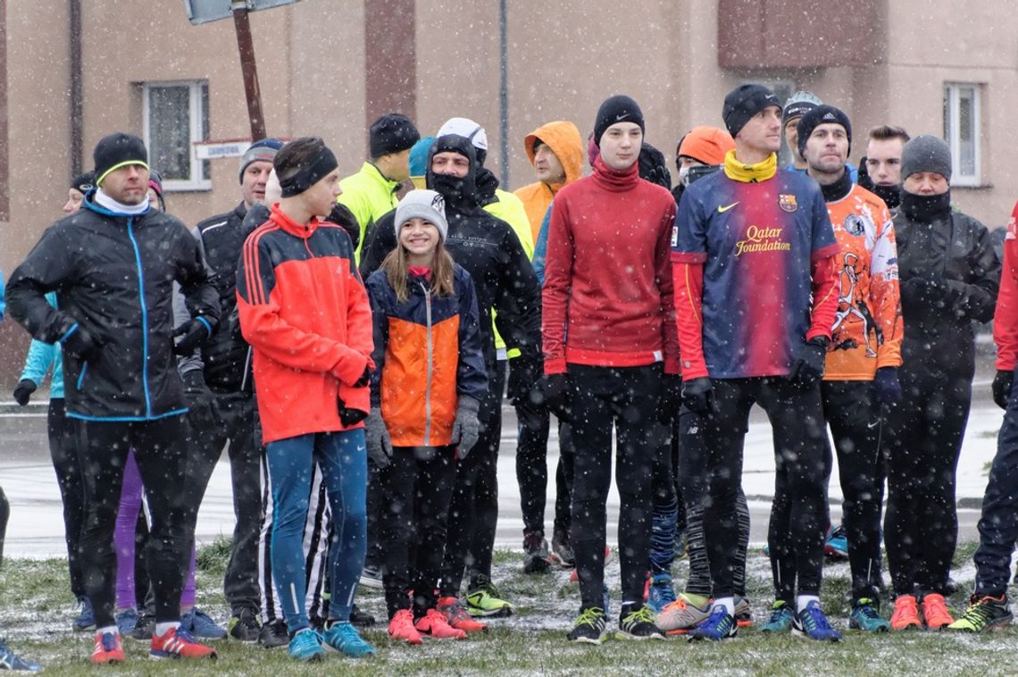 (ZDJĘCIA) Śnieg nie odstraszył tczewskich biegaczy