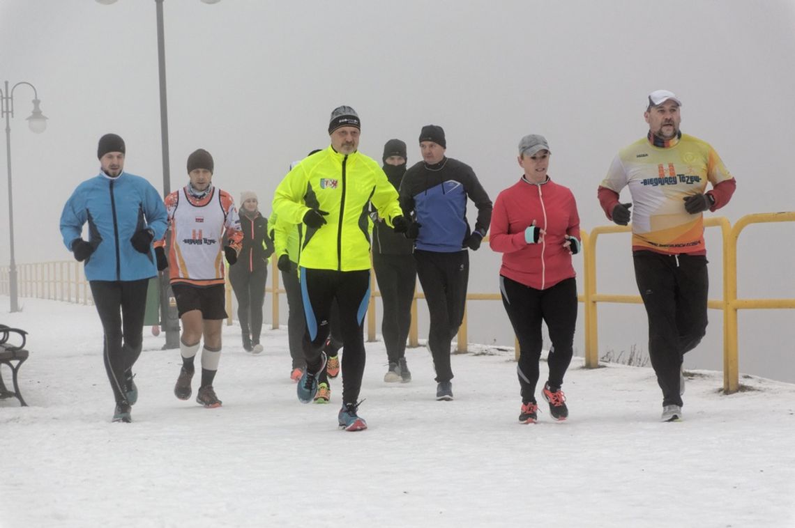 (ZDJĘCIA) Śnieg ponownie nie odstraszył tczewskich biegaczy