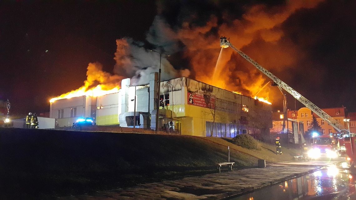 (ZDJĘCIA) Spłonął "Retman". Płomienie sięgały kilkunastu metrów