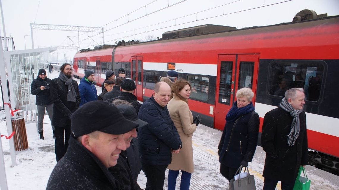 (ZDJĘCIA) Spóźnienie pociągu i niespodzianka dla konduktorki. Tak w Subkowach otwierano stację "Centrum"