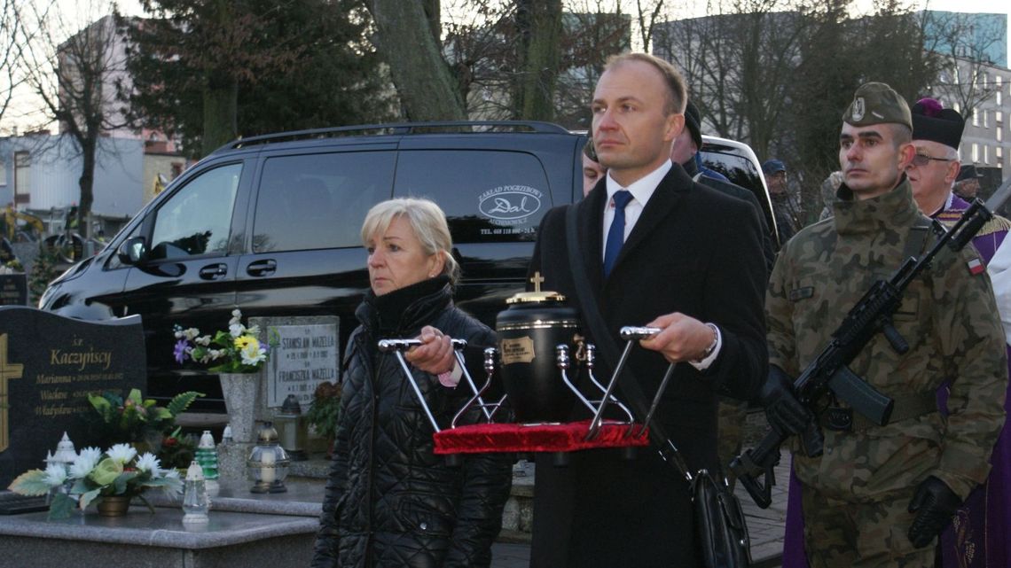(ZDJĘCIA) Tczewianie pożegnali K. Piechowskiego. Uciekinier z Auschwitz spoczął na cmentarzu przy ul. Gdańskiej (ZDJĘCIA) Tczewianie pożegnali K. Piechowskiego. Uciekinier z Auschwitz spoczął na cmentarzu przy ul. Gdańskiej