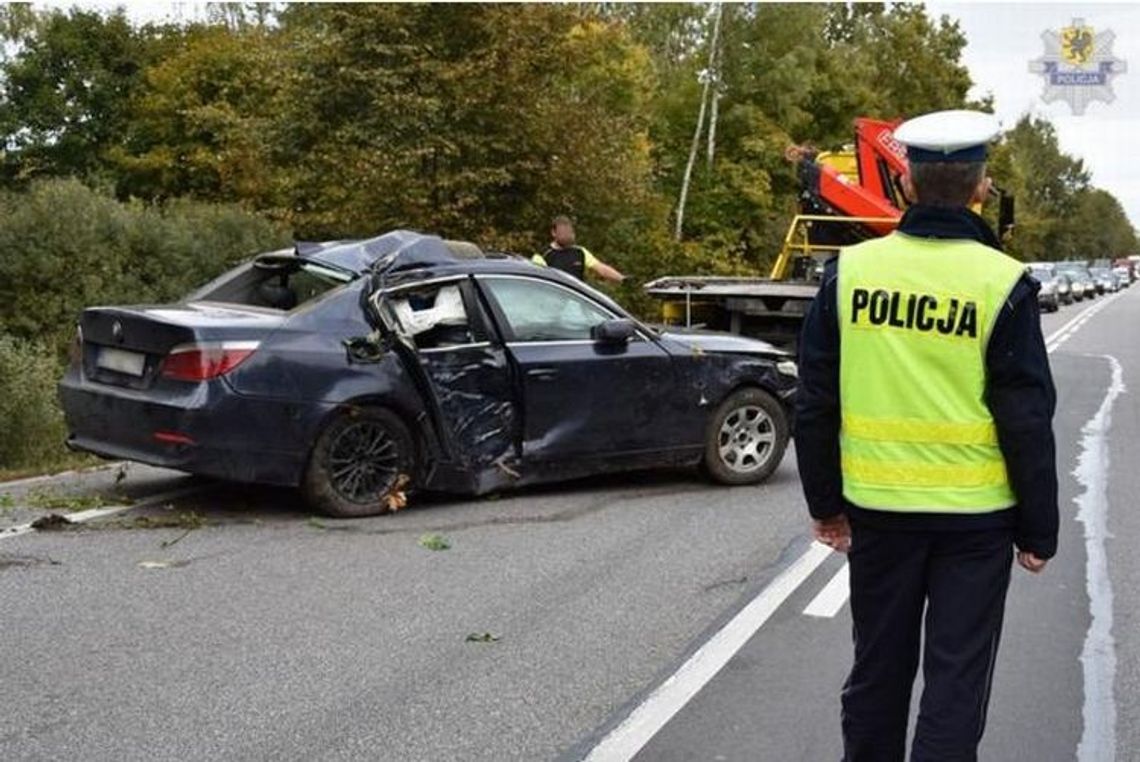 (ZDJĘCIA) Tragedia pod Szpęgawskiem - BMW wjechało w drzewo. 22-latek nie miał uprawnień do kierowania