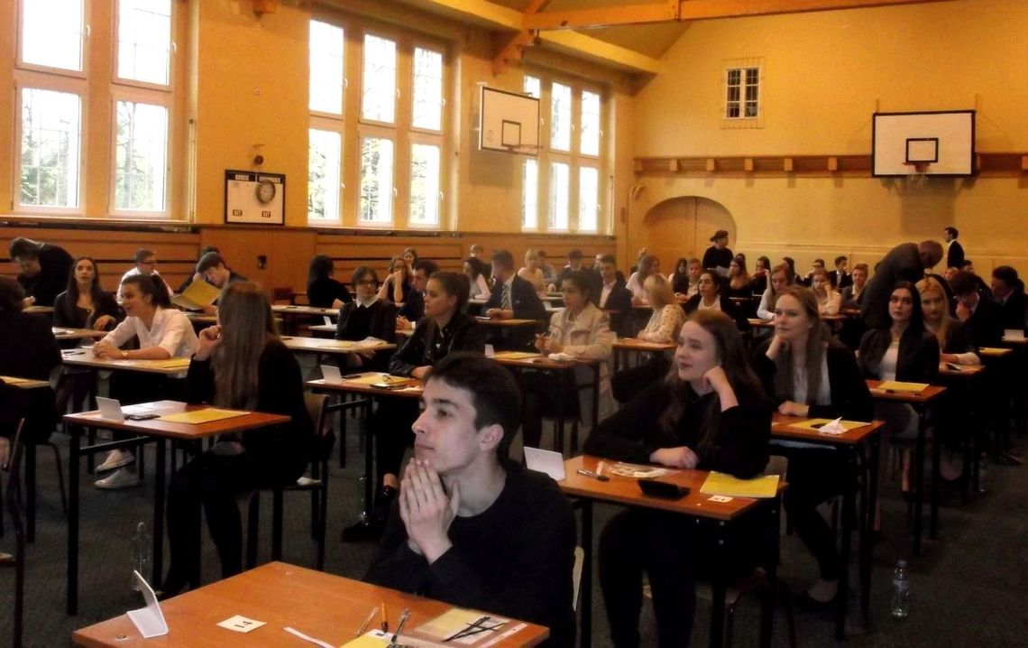 (ZDJĘCIA) Trwają matury. Zobacz jak egzamin piszą uczniowie I LO i "ekonoma"