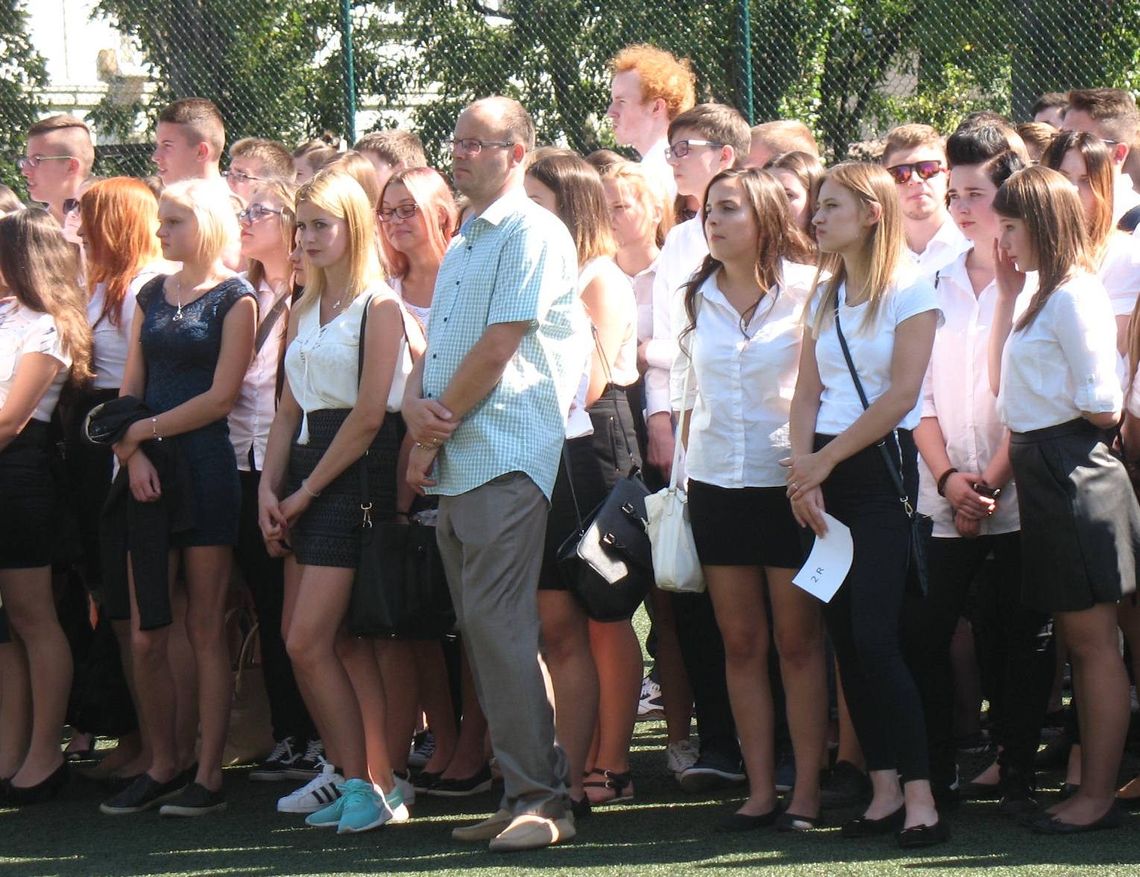 (ZDJĘCIA) Uczniowie "ekonomika" wrócili w szkolne ławy (ZDJĘCIA) Uczniowie "ekonomika" wrócili w szkolne ławy